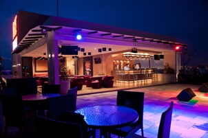 Serves lunch and dinner