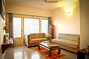 Huone | Oleskelualue | 26–tuumainen LCD-televisio, jossa satelliittikanavat