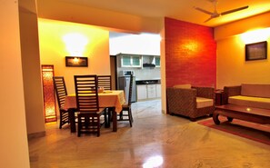 Premium-huoneisto | Oleskelualue | 26–tuumainen LCD-televisio, jossa satelliittikanavat