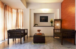 Premium-huoneisto | Oleskelualue | 26–tuumainen LCD-televisio, jossa satelliittikanavat