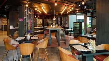 Breakfast, lunch, dinner served; local and international cuisine