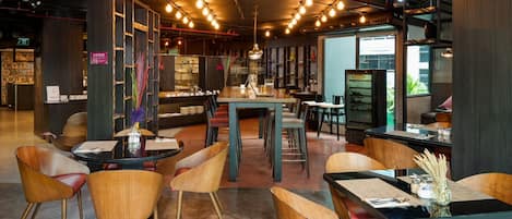 Se sirven desayunos, comidas, cenas y cocina local e internacional