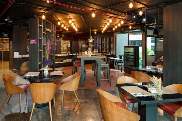 Breakfast, lunch, dinner served; local and international cuisine