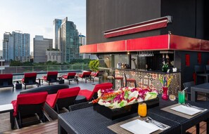 Rooftop bar, pool views, open daily - Maitria Mode Sukhumvit 15 Bangkok (Bangkok)