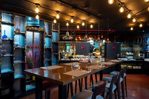 供应早餐、午餐和晚餐