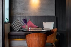 Petit déjeuner, déjeuner et dîner servis sur place