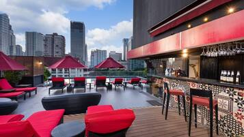 Bar na cobertura, vistas para a piscina, aberto todos os dias