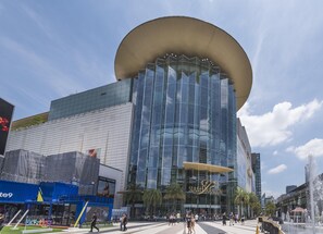Un edificio moderno con fachada de vidrio curva y un amplio alero.