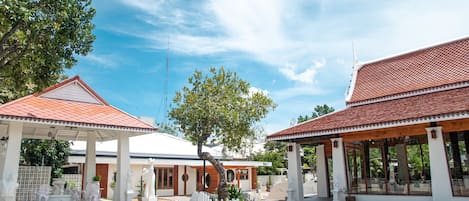 Breakfast, lunch, dinner served; Thai cuisine