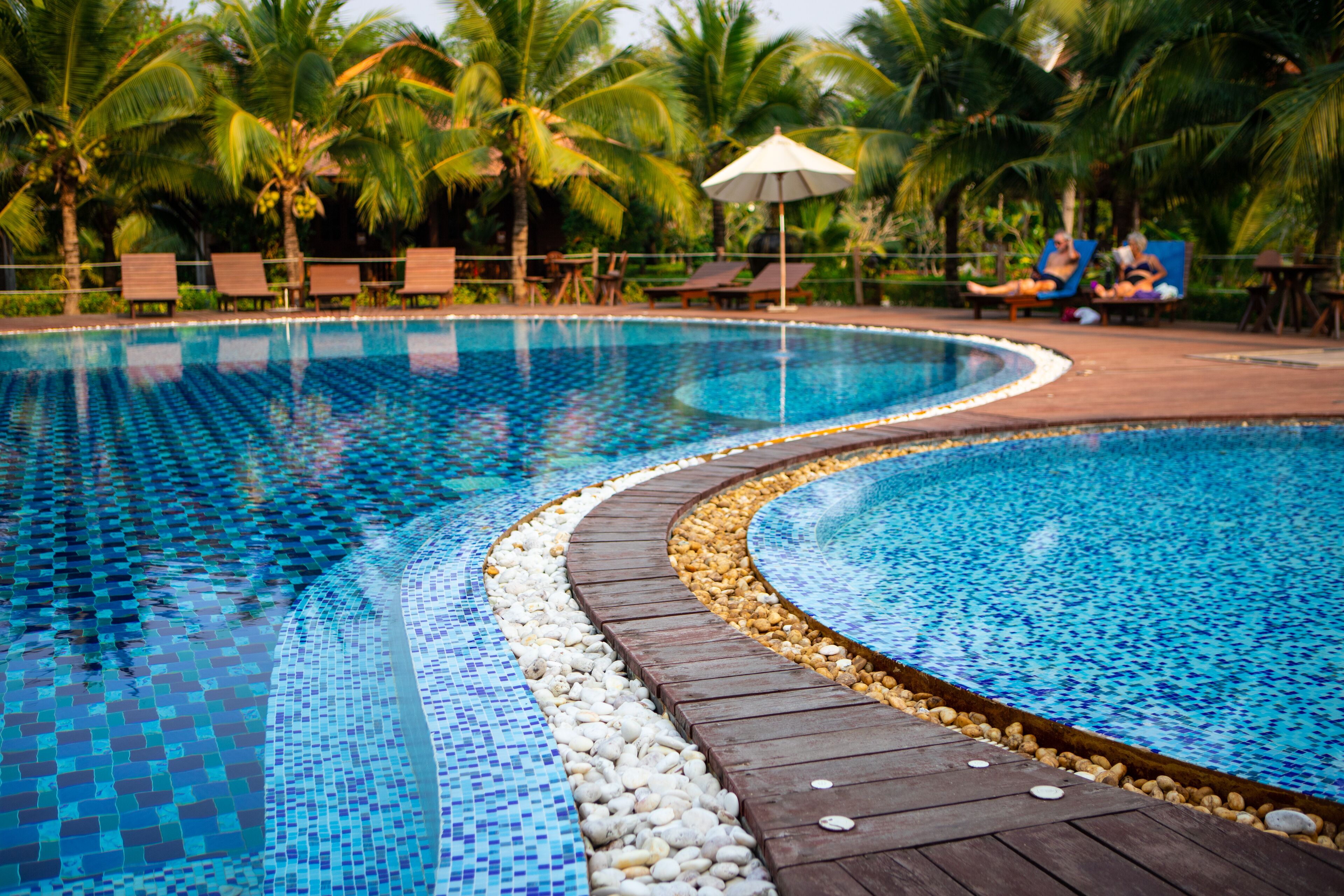 Una piscina al aire libre, tumbonas