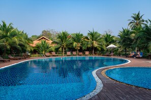 Outdoor pool, pool loungers