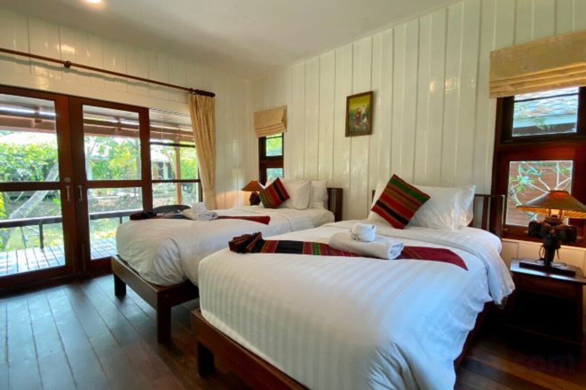 Cortinas blackout, wifi gratis y ropa de cama 