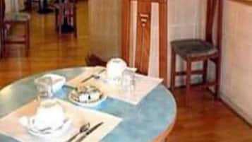 Desayuno continental diario (EUR 6 por persona)