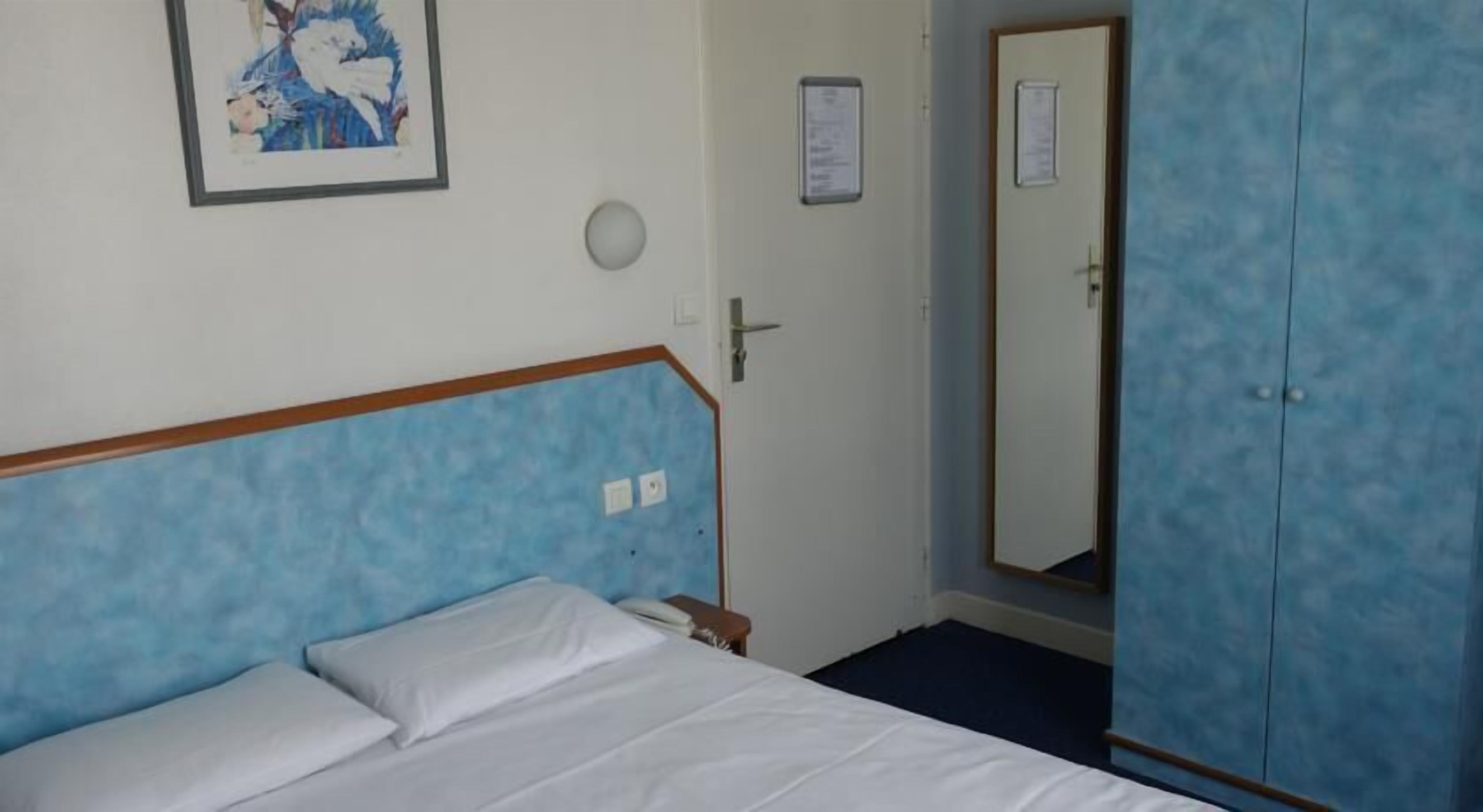 In-room safe, desk, free WiFi