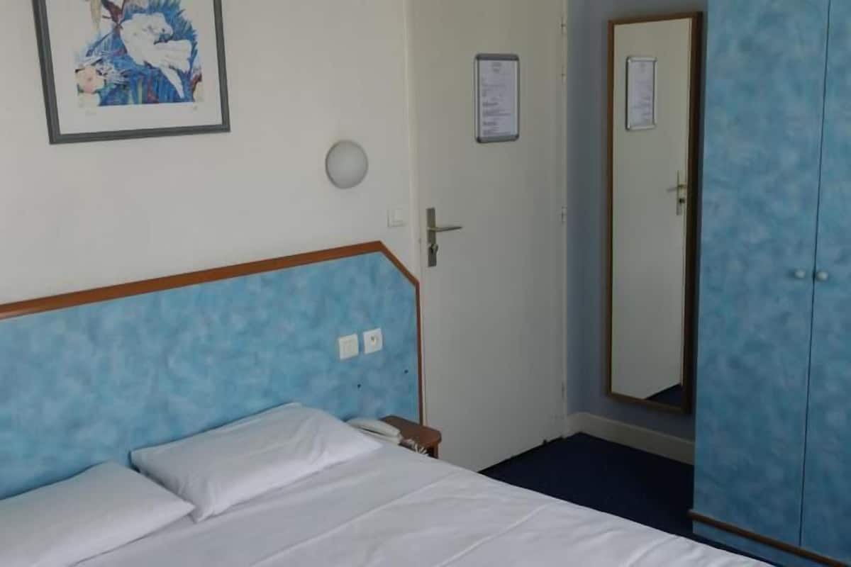 In-room safe, desk, free WiFi