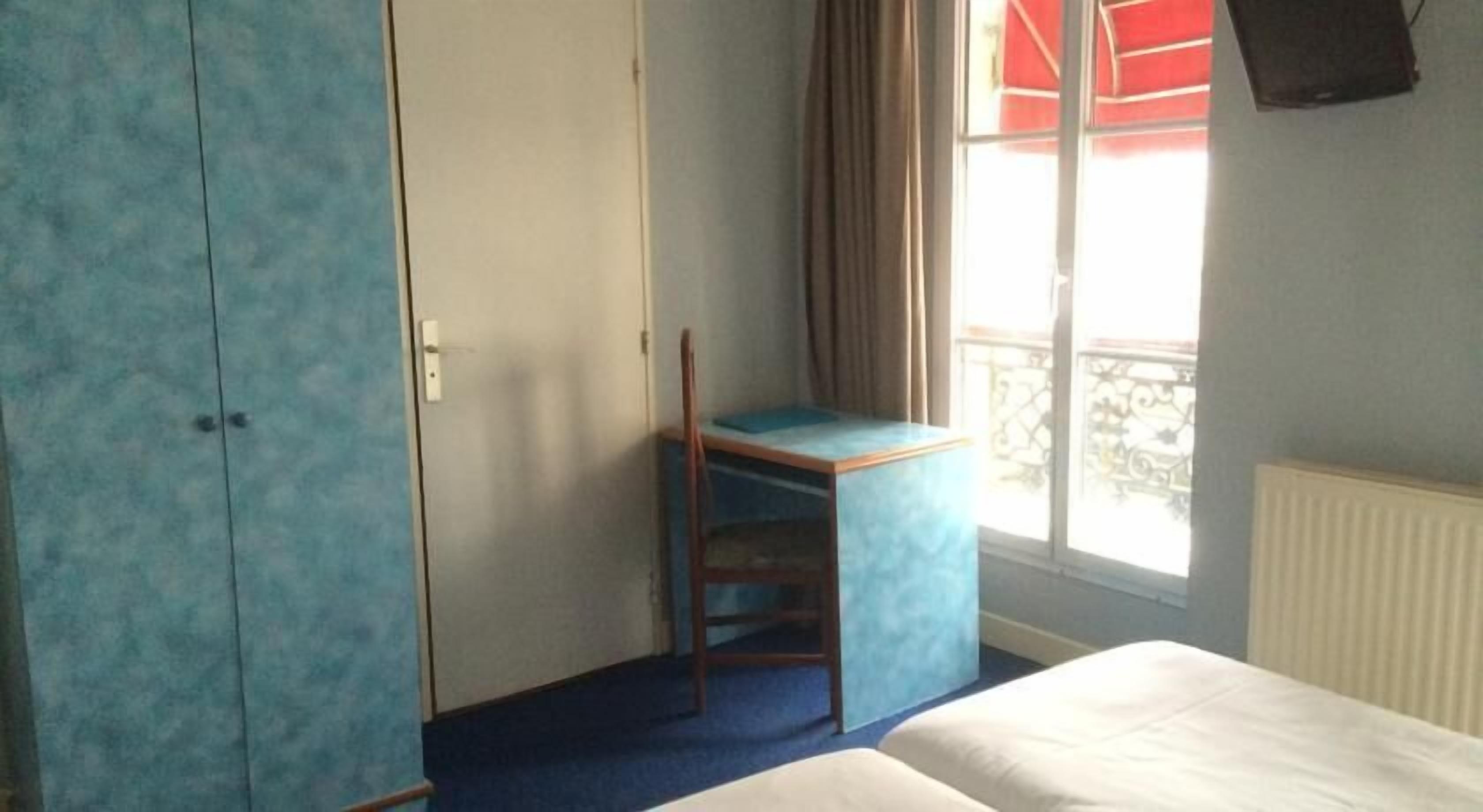 In-room safe, desk, free WiFi