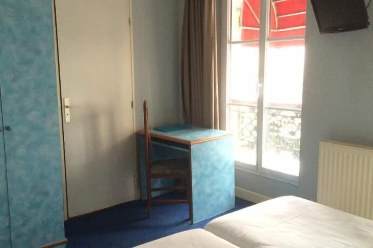 In-room safe, desk, free WiFi