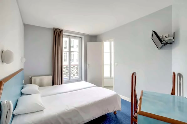 Classic Twin Room | In-room safe, desk, free WiFi