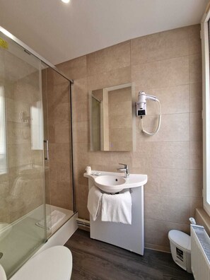 Driepersoonskamer | Badkamer | Gratis toiletartikelen, een haardroger, handdoeken