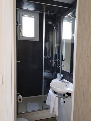 Free toiletries, hair dryer, towels - Hotel D'Anjou (Levallois-Perret)
