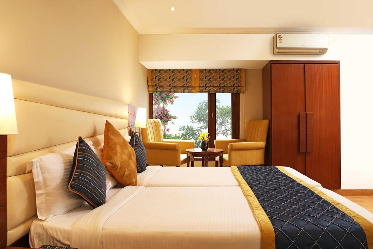 Premium Room | Minibar, in-room safe, desk, soundproofing