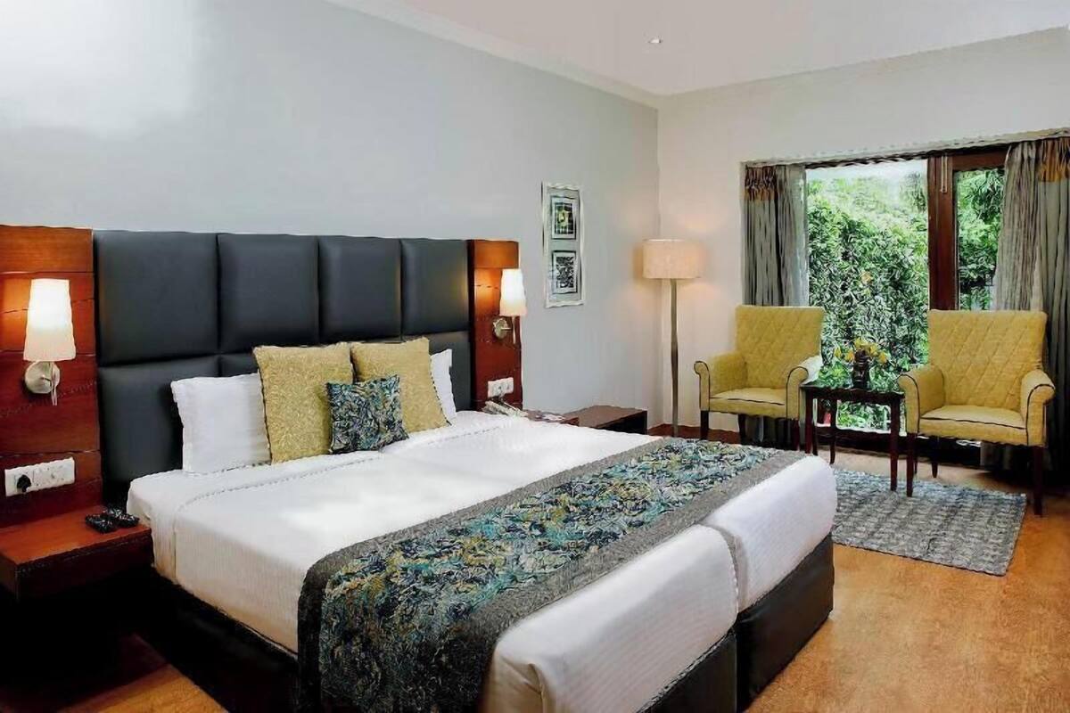 Minibar, caja de seguridad en la habitación y escritorio