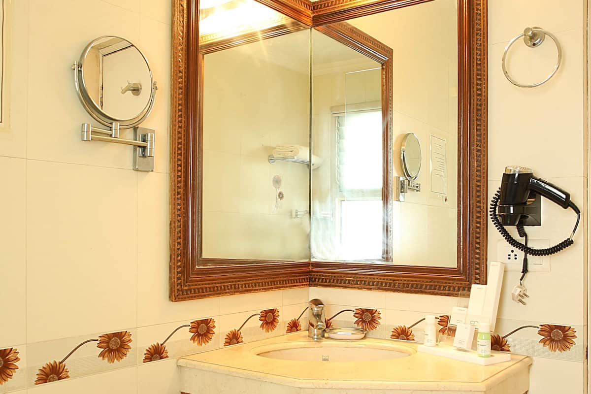 Executive Suite | Bathroom | Shower, rainfall showerhead, free toiletries, hair dryer