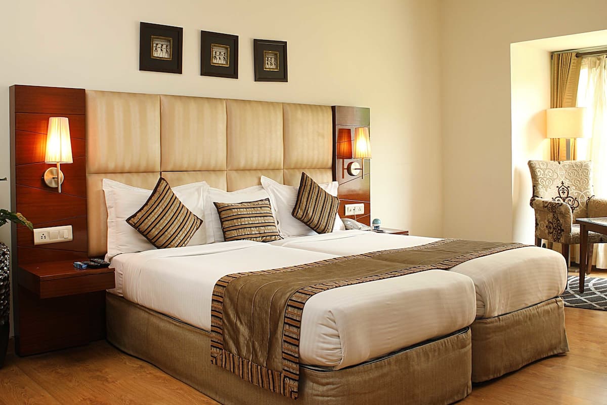 Executive Suite | Minibar, in-room safe, desk, soundproofing