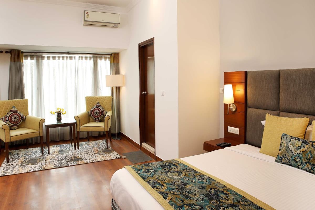 Executive Suite | Minibar, in-room safe, desk, soundproofing