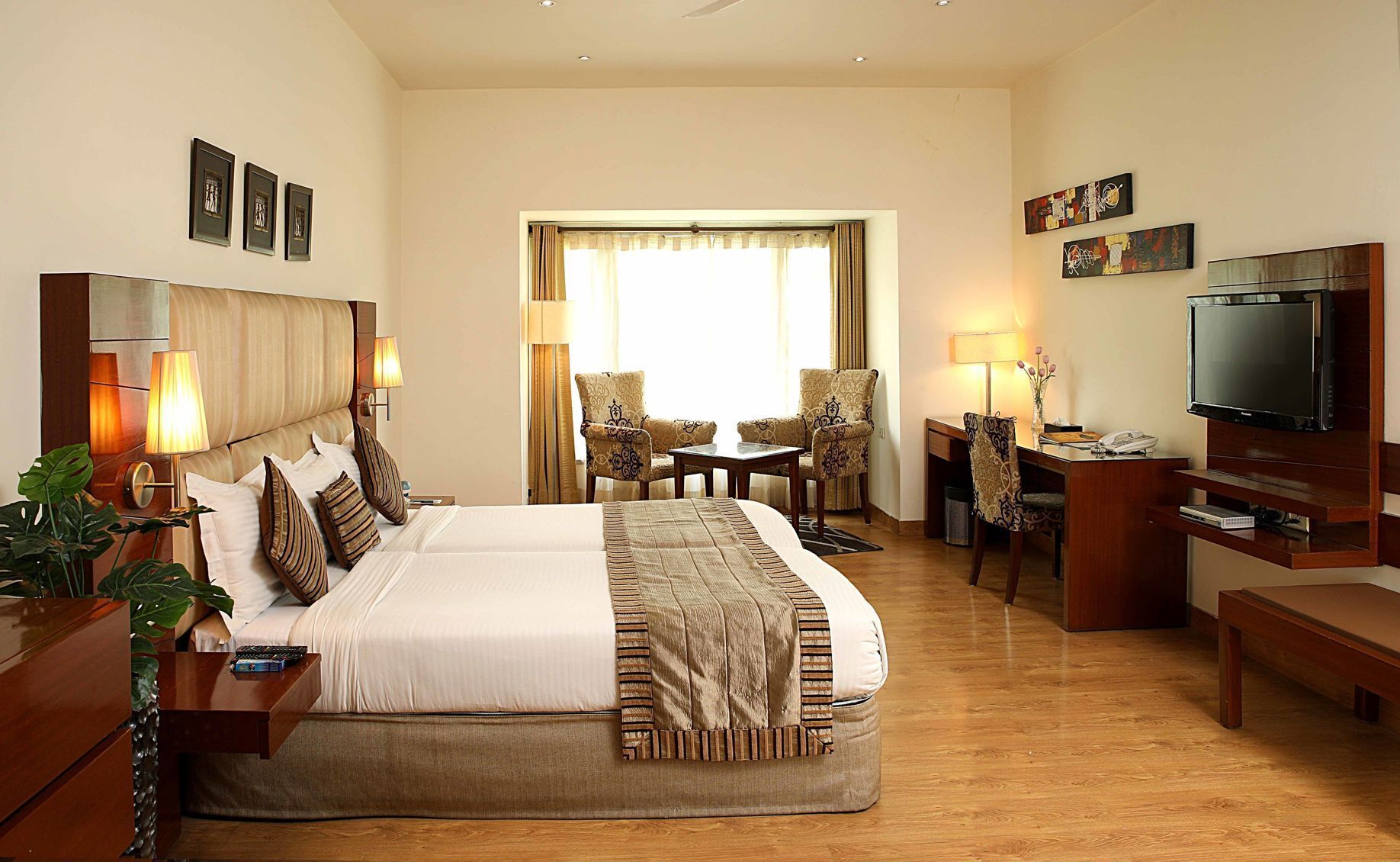 Minibar, caja de seguridad en la habitación y escritorio 