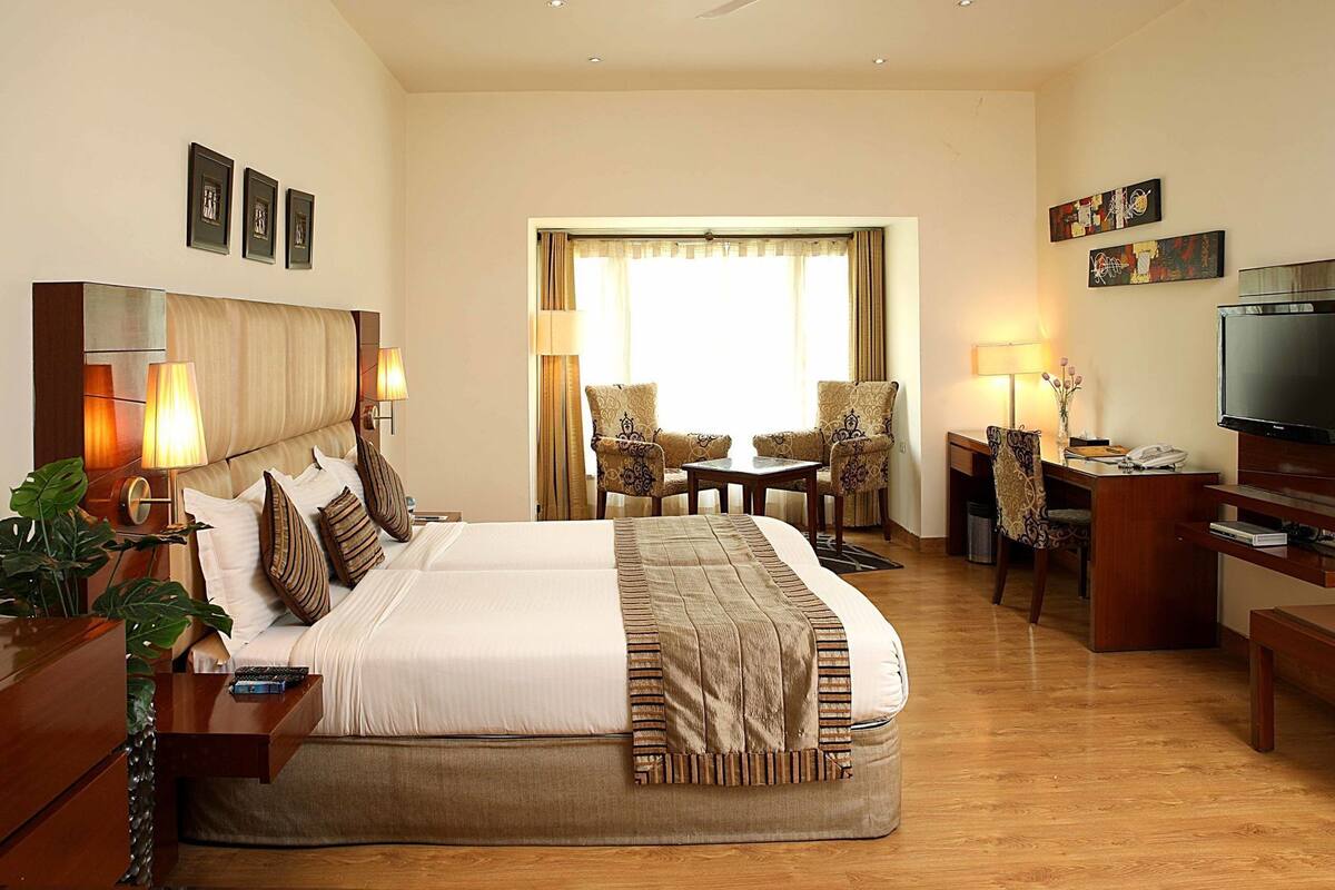 Minibar, caja de seguridad en la habitación y escritorio