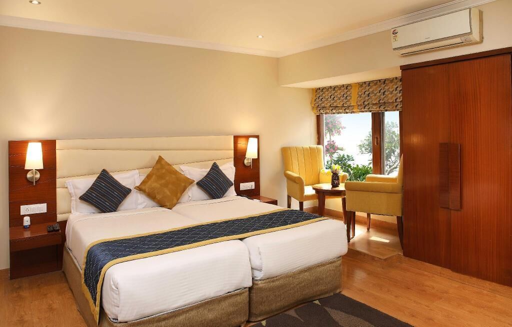 Minibar, caja de seguridad en la habitación y escritorio 