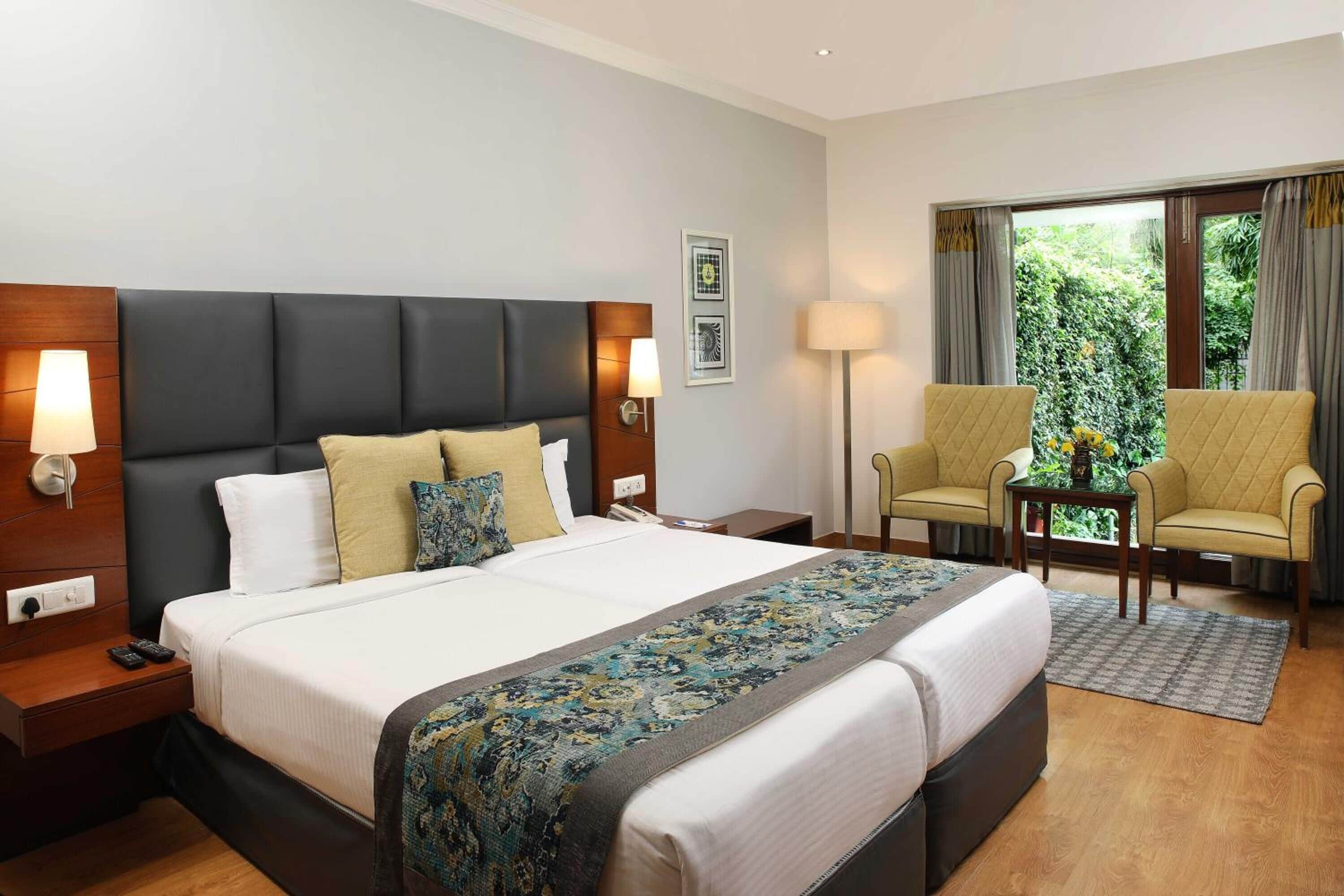 Minibar, safe på rommet, skrivebord og lydisolert