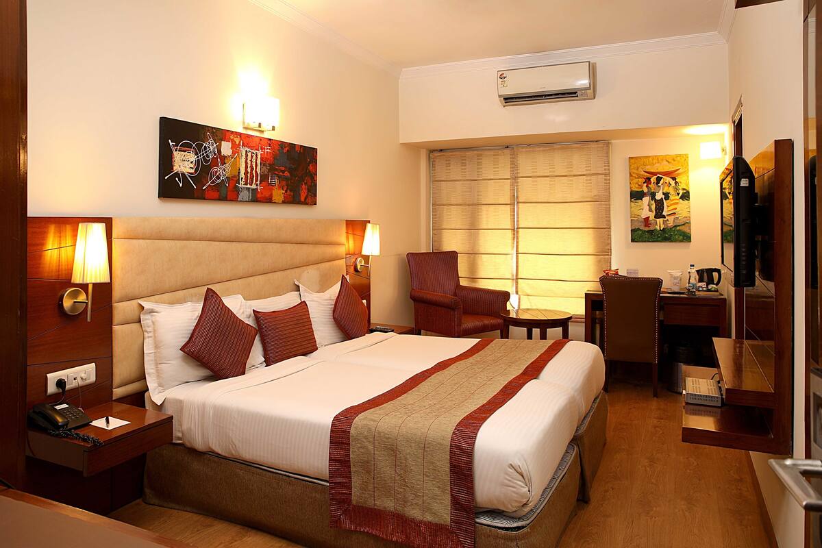 Deluxe Room | Living room | 32-inch LCD TV with cable channels, TV, pay movies