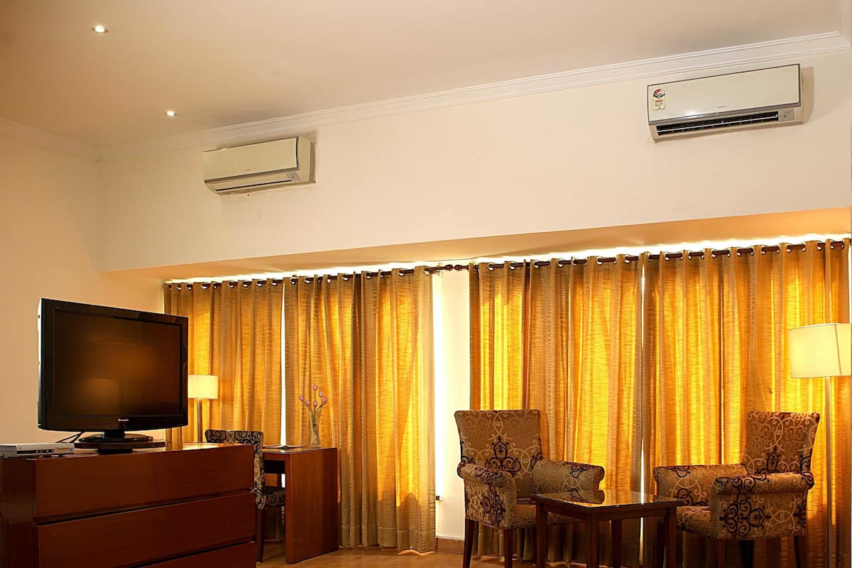 Premium Room | Minibar, in-room safe, desk, soundproofing