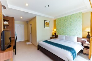 Escritorio, sistema de insonorización, wifi gratis y ropa de cama 