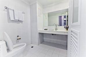 Standard Room, Balcony, City View | Bathroom | Shower, free toiletries, hair dryer, bathrobes