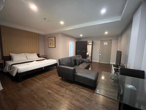 Suite | Desk, soundproofing, free WiFi, bed sheets