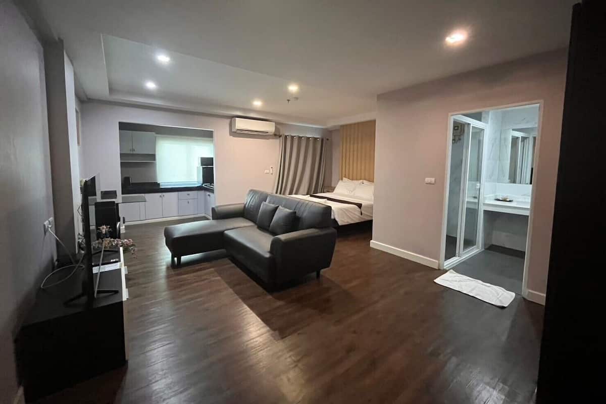 Suite | In-room safe, desk, soundproofing, free WiFi