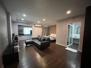 Suite | Escritorio, insonorización, wifi gratis y ropa de cama