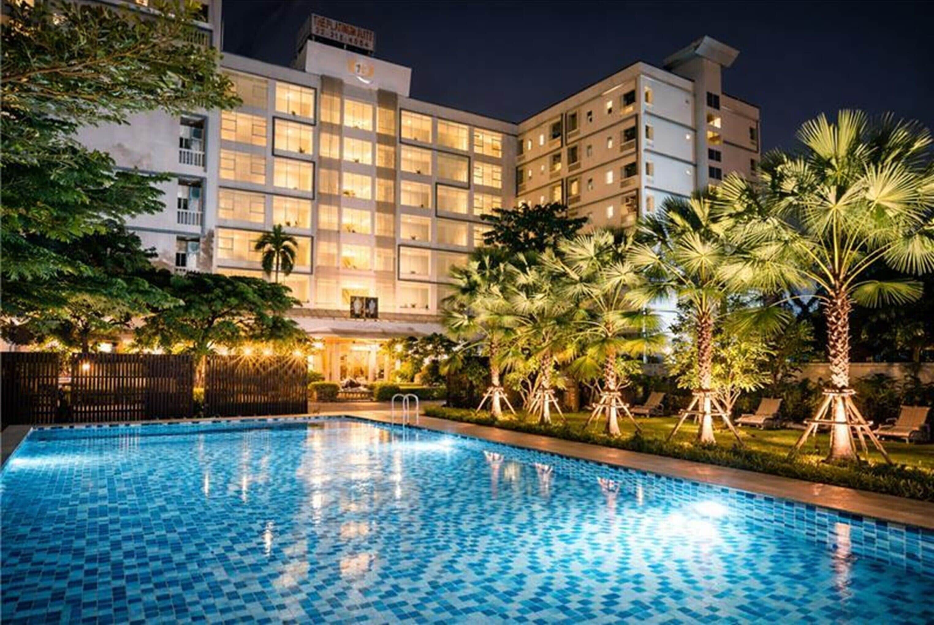 Una piscina al aire libre, cabañas de piscina gratuitas, sombrillas