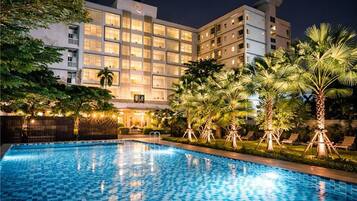 Outdoor pool, free cabanas, pool umbrellas