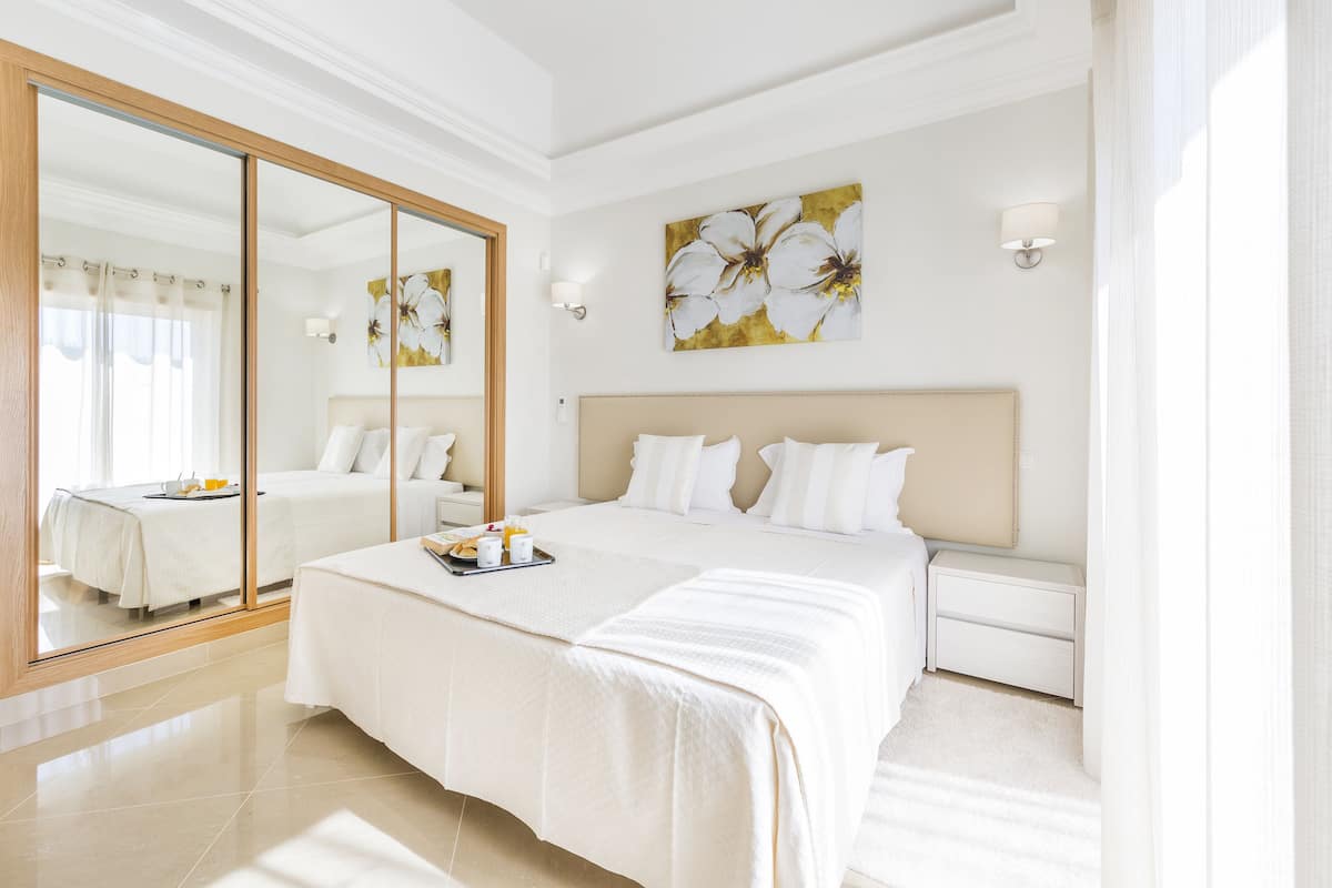 Caja de seguridad en la habitación y insonorización