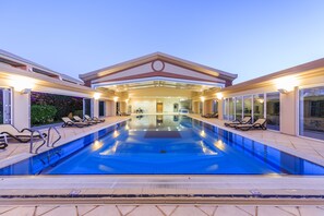 Indoor pool, outdoor pool, sun loungers - Lakeside Country Club (Loulé)