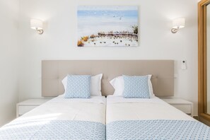 In-room safe, soundproofing, iron/ironing board, cribs/infant beds - Lakeside Country Club (Loulé)