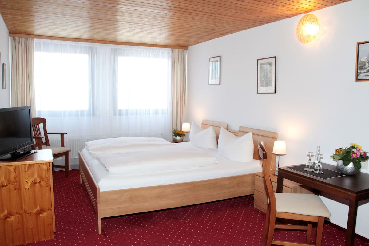 Luxe beddengoed, individueel gedecoreerd, een bureau, geluiddichte muren