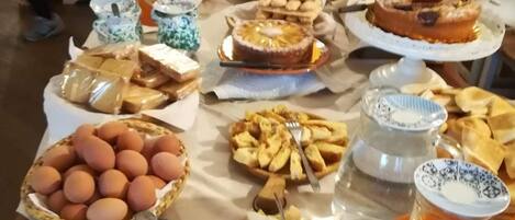 Une table de buffet proposant divers plats et un coin café.