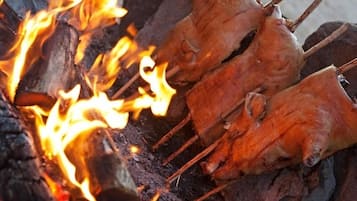 Brochetas de carne sobre fuego abierto.