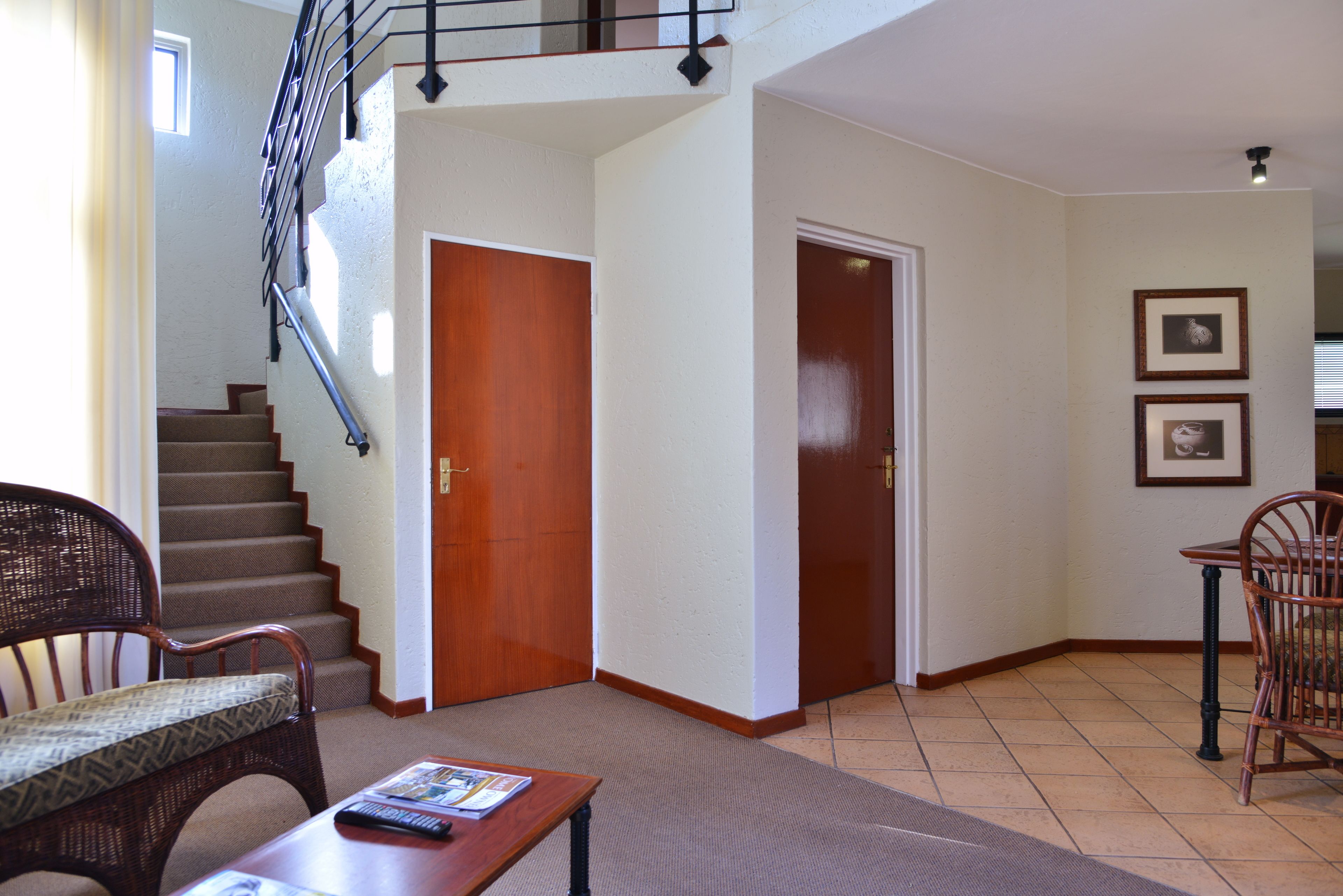 suite | living room | flat-screen tv