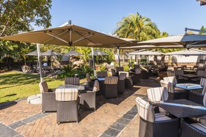 Café da manhã, almoço e jantar; culinária local 